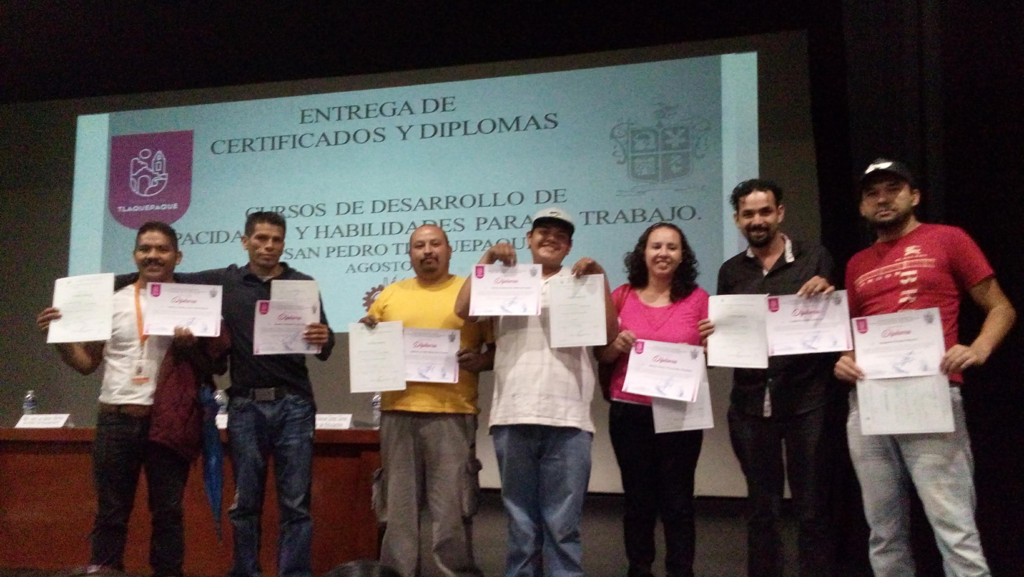Entrega de certificados de formación automotriz | 2016 Participantes en entrega de certificados de formación y habilidades para el trabajo en automoción en 2016.